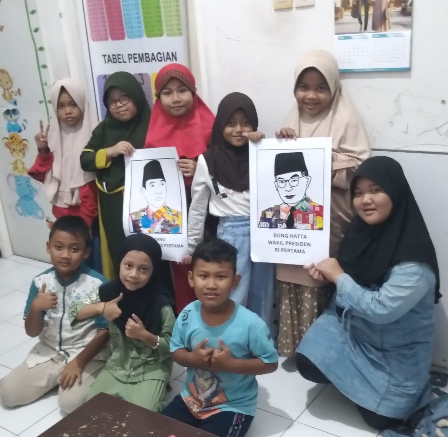 Kreatif Merayakan Kemerdekaan: Anak-anak Jambangan Ciptakan Kolase Tokoh Proklamator