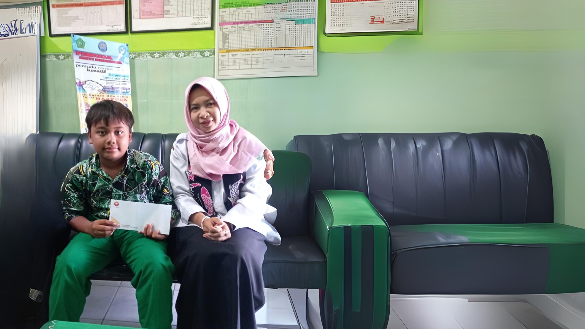 Askha Semakin Semangat Belajar Berkat IMAN Scholarship