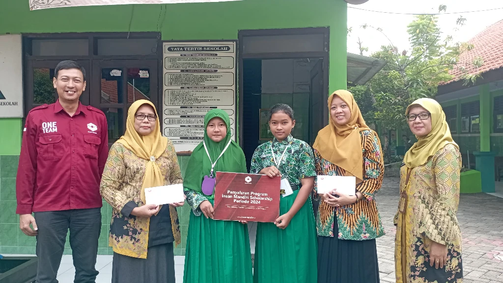 Penyaluran Program IMAN Scholarship di SD Negeri 1 Waru, Sidoarjo