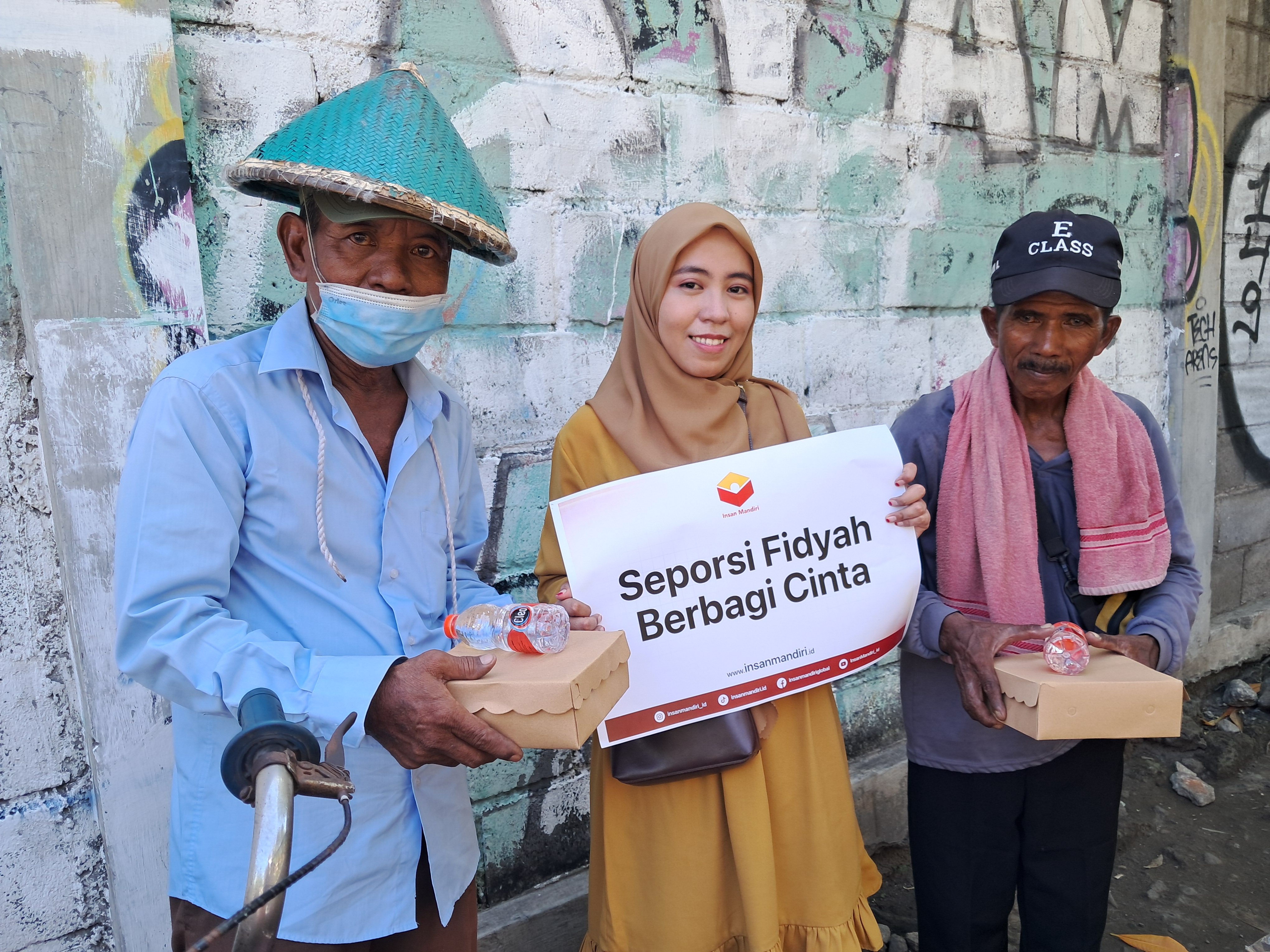 Tim Insan Mandiri Salurkan 60 Paket Fidyah untuk Pekerja Jalanan di Surabaya dan Sidoarjo