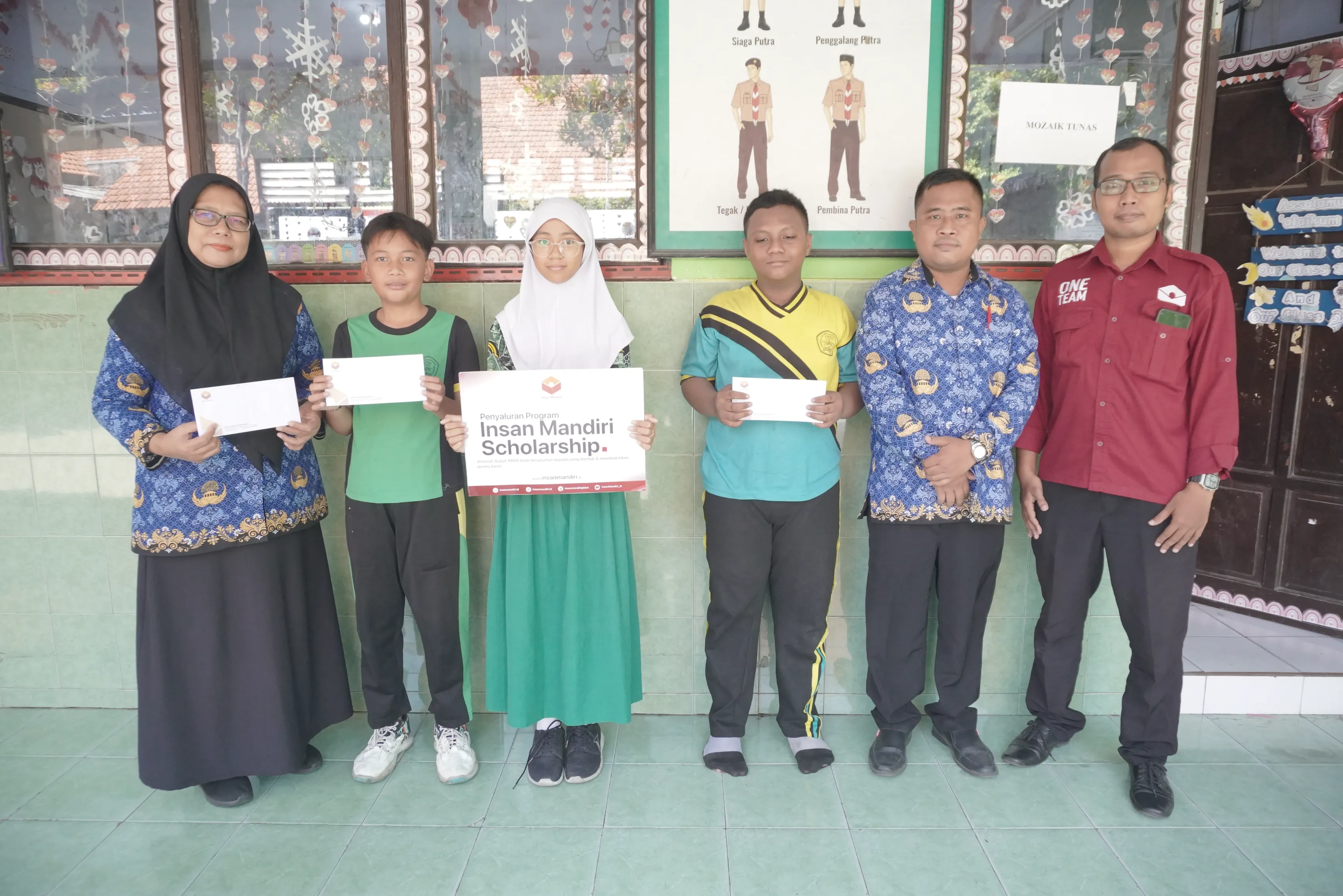 IMAN Scholarship Insan Mandiri Dukung Pendidikan Anak Dhuafa di SDN Waru 2 Sidoarjo