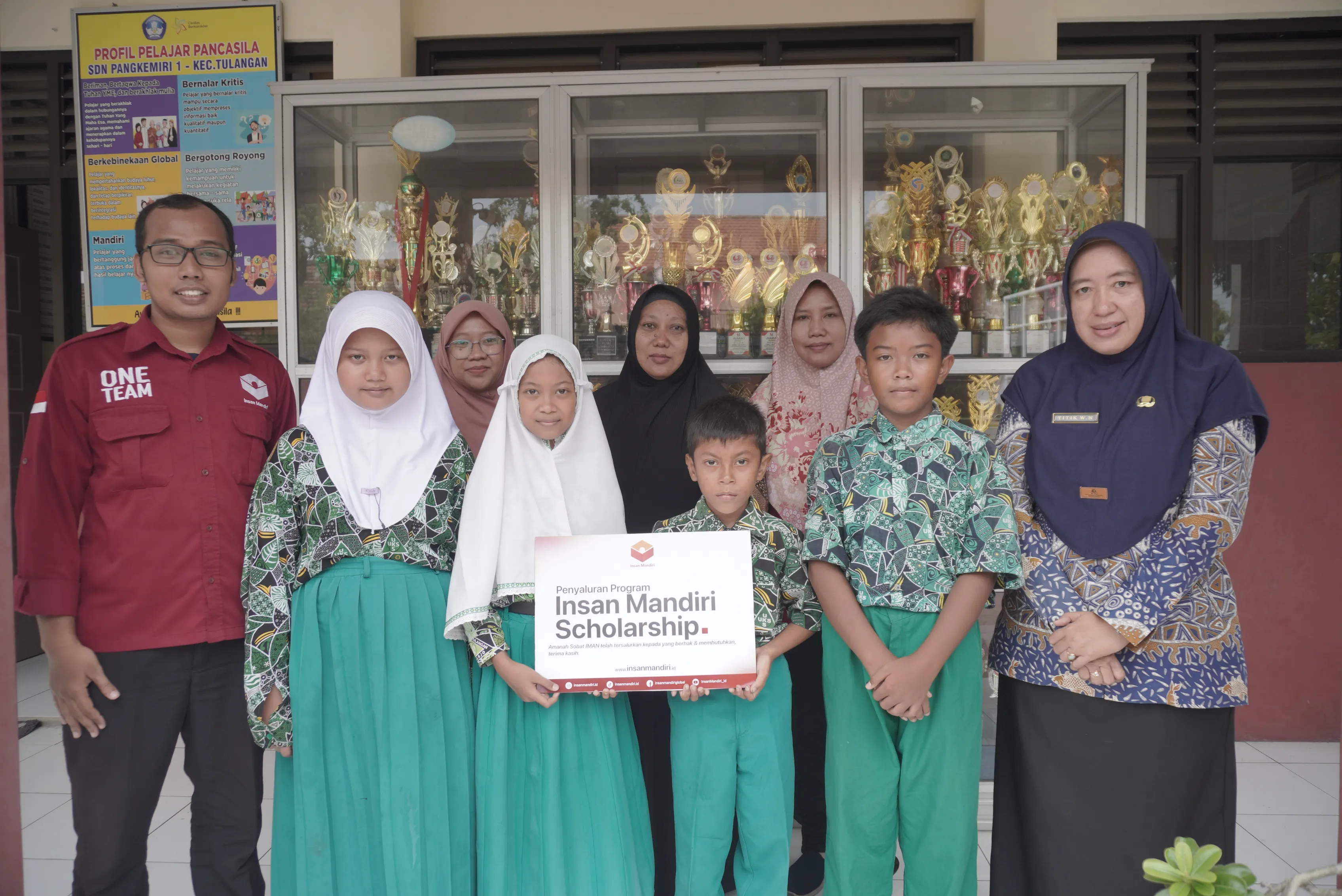 Insan Mandiri Salurkan Beasiswa IMAN Scholarship di SDN Pangkemiri 1