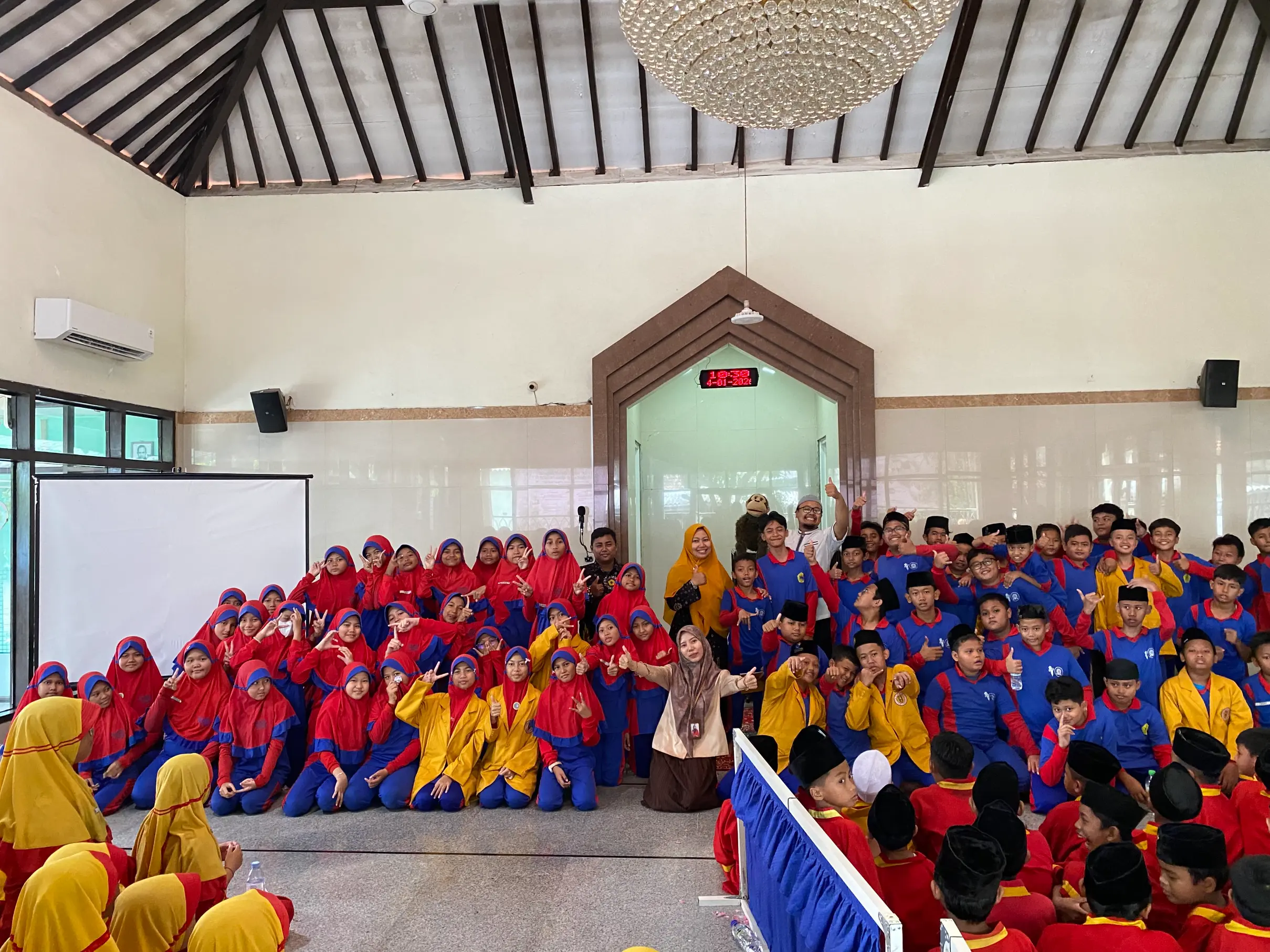 Insan Berkisah di SD Muhammadiyah 10 Surabaya, Edukasi Isra’ Mi’raj Dikemas Menyenangkan dan Inspiratif