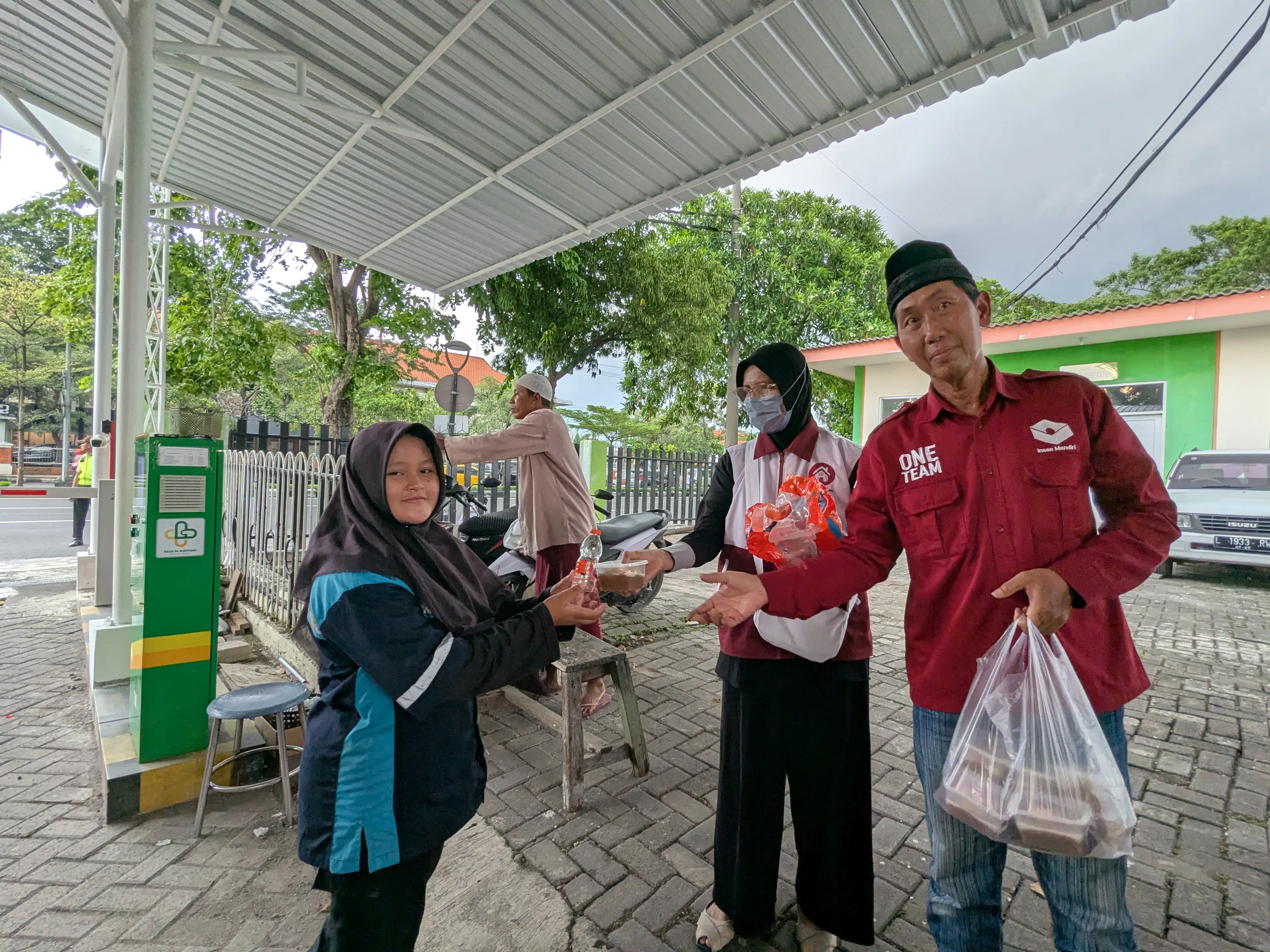 Insan Mandiri Berbagi Takjil di RSUD Dr. Soetomo Surabaya, Hadirkan Kebahagiaan Sederhana di Bulan Ramadhan