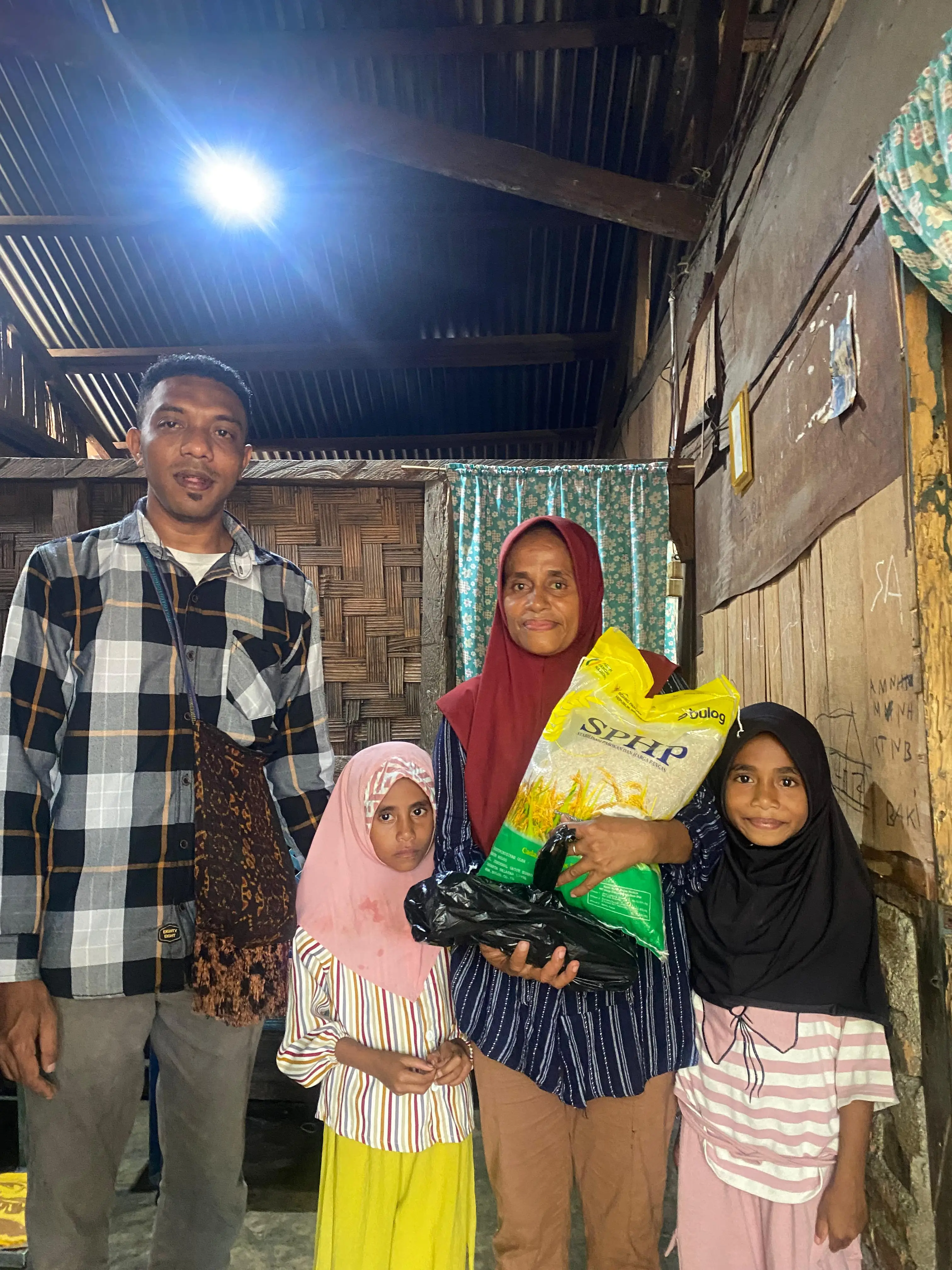 Hangatnya Zakat Fitrah untuk Keluarga Mualaf di Alor NTT