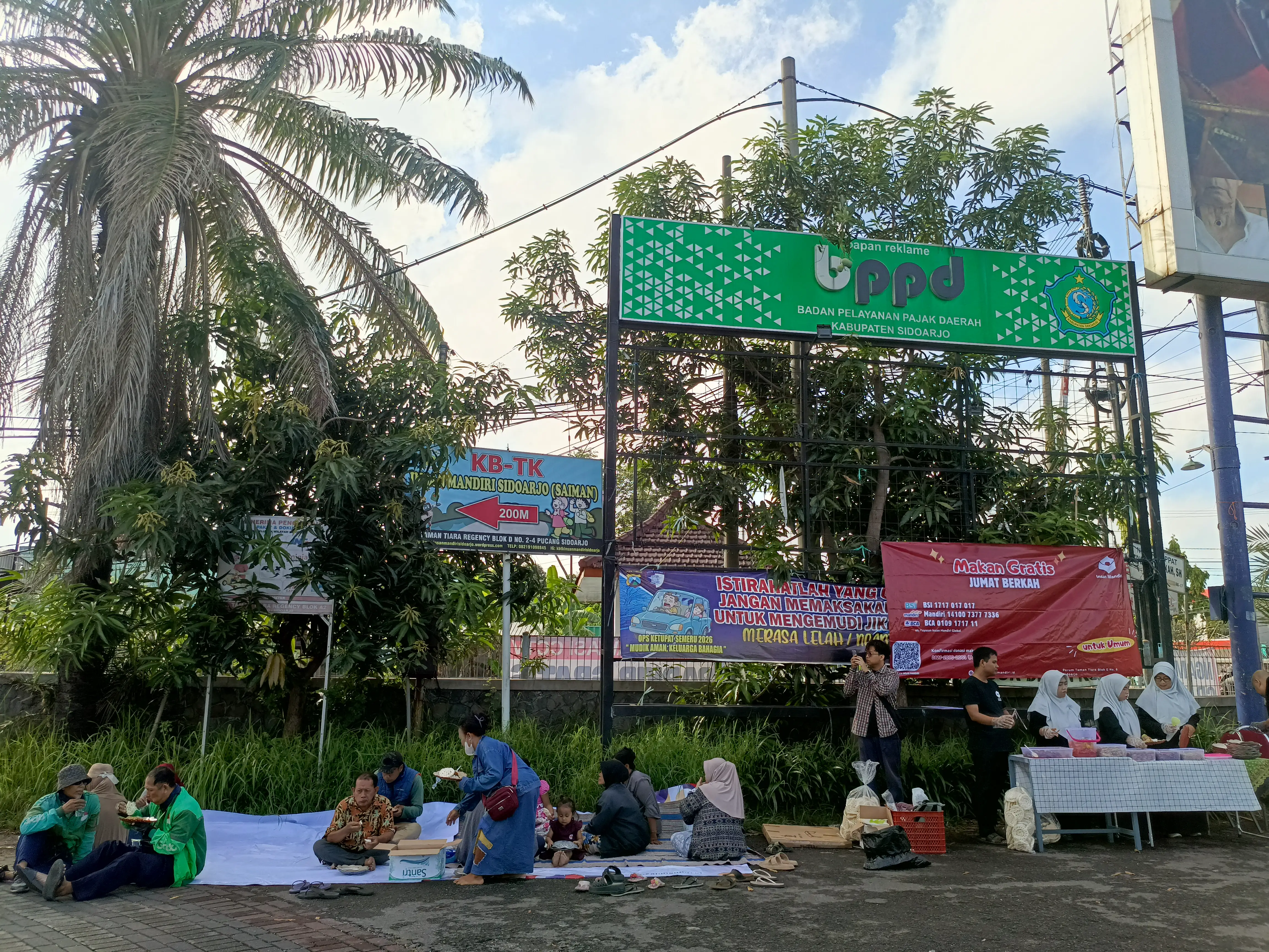 Jumat Berkah Insan Mandiri Sidoarjo: Ratusan Porsi Makanan Hangat untuk Pejuang Keluarga