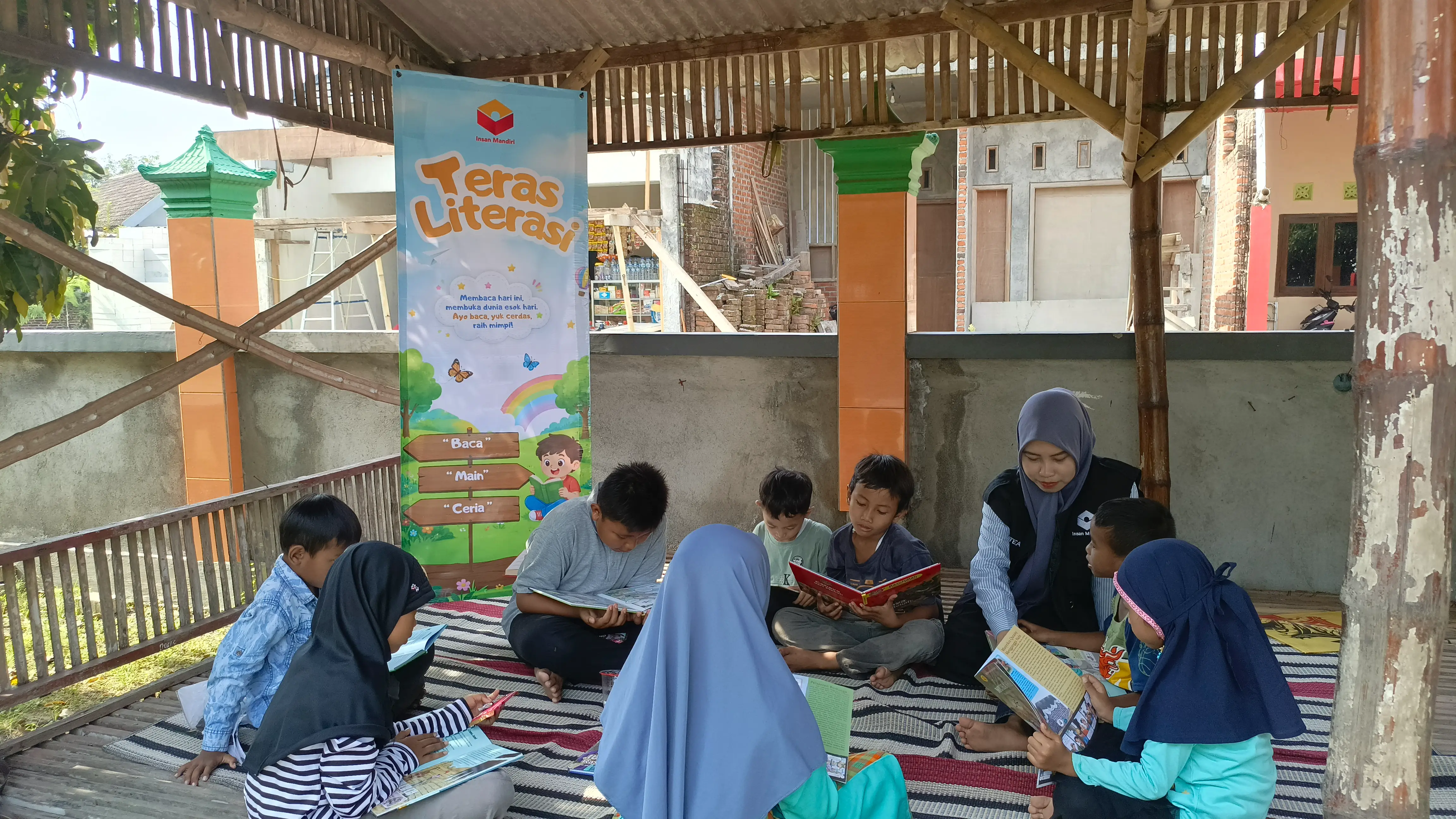 Teras Literasi Insan Mandiri Hadirkan Keceriaan Hari Buku Nasional di MI Amanatul Izzah Sidoarjo