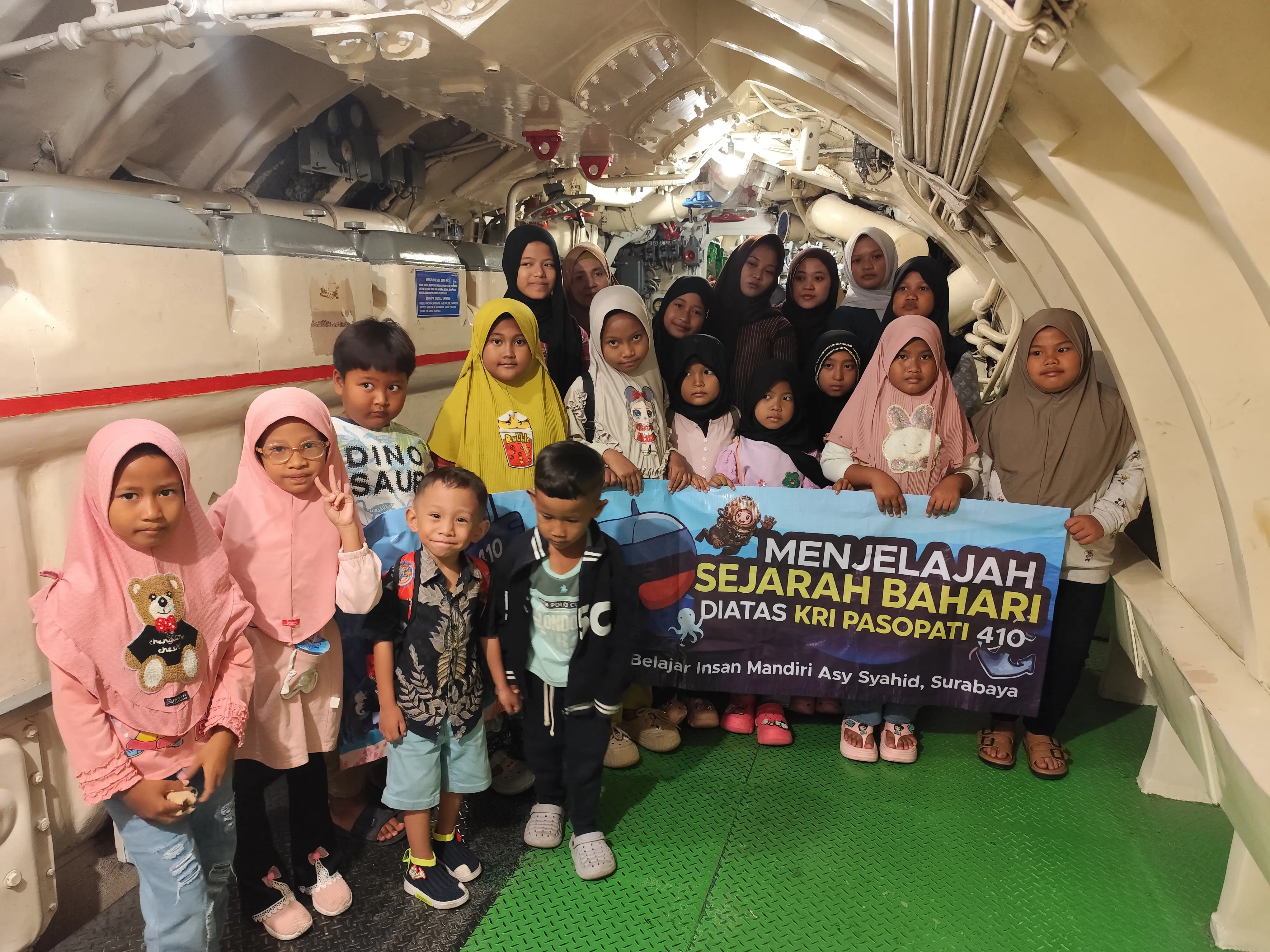 Serunya Outing Class Jelajah Maritim, Anak Rumah Belajar Asy-Syahid Kunjungi Monkasel Surabaya