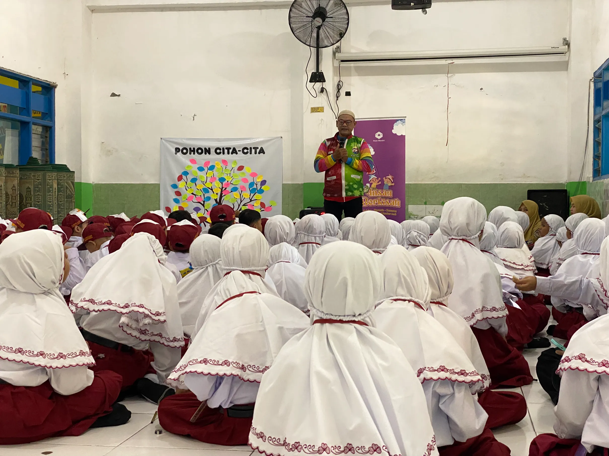 Meriah dan Edukatif, Program Insan Berkisah Warnai MPLS Hari Kedua di SD Darul Ulum Surabaya