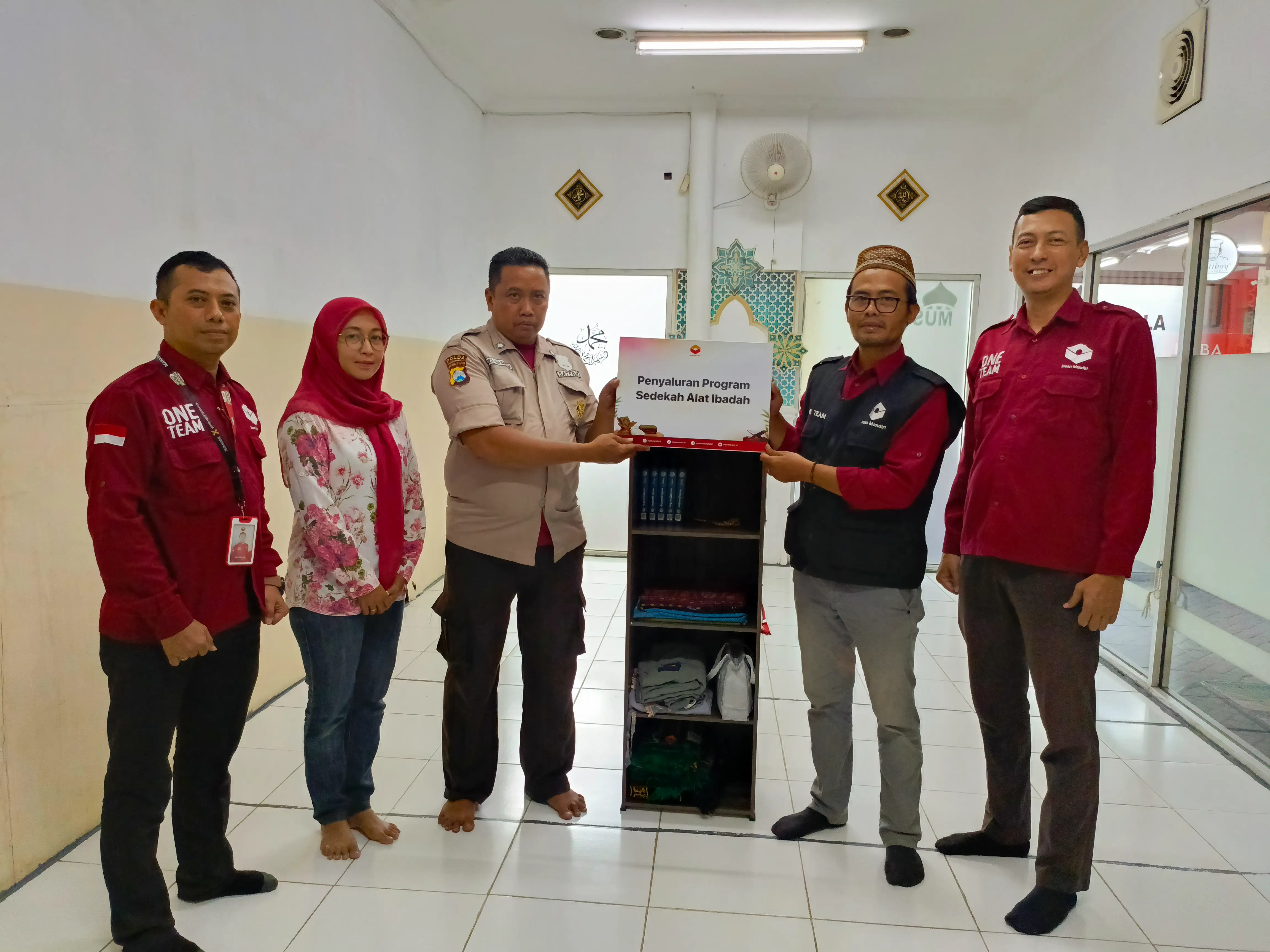 Insan Mandiri Sidoarjo Salurkan Sedekah Alat Ibadah di Musholla Ar Rayyan Ciplaz Sidoarjo