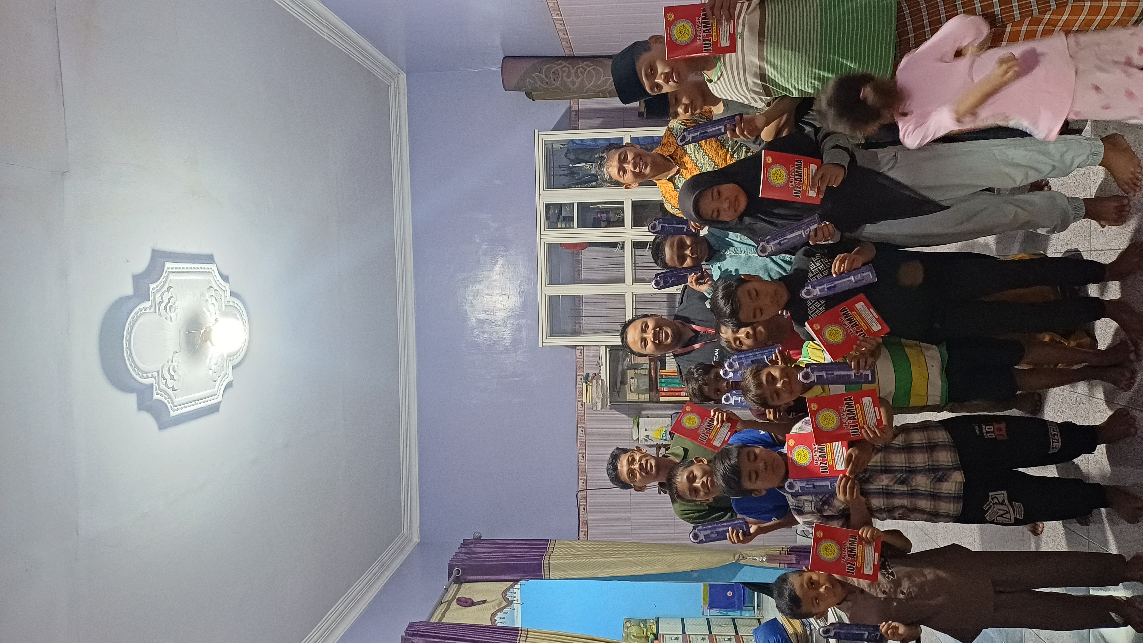 Insan Mandiri Salurkan Bantuan Alat Tulis dan Juz Amma untuk Adik-Adik Binaan Rumah Belajar