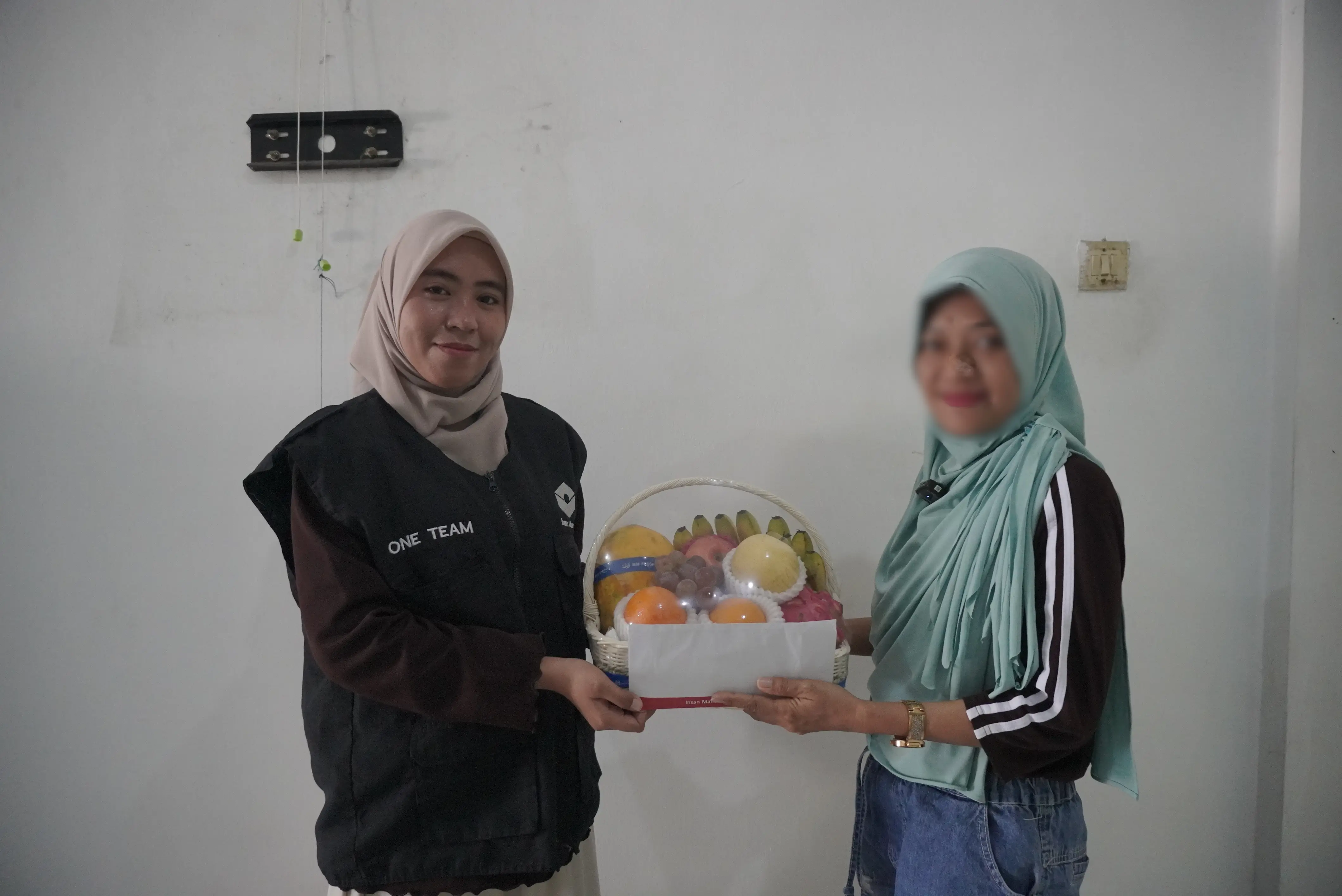 Insan Mandiri Kembali Mengunjungi Ibu Siti, Salurkan Bantuan dan Berikan Dukungan di Tengah Kondisi Sakit