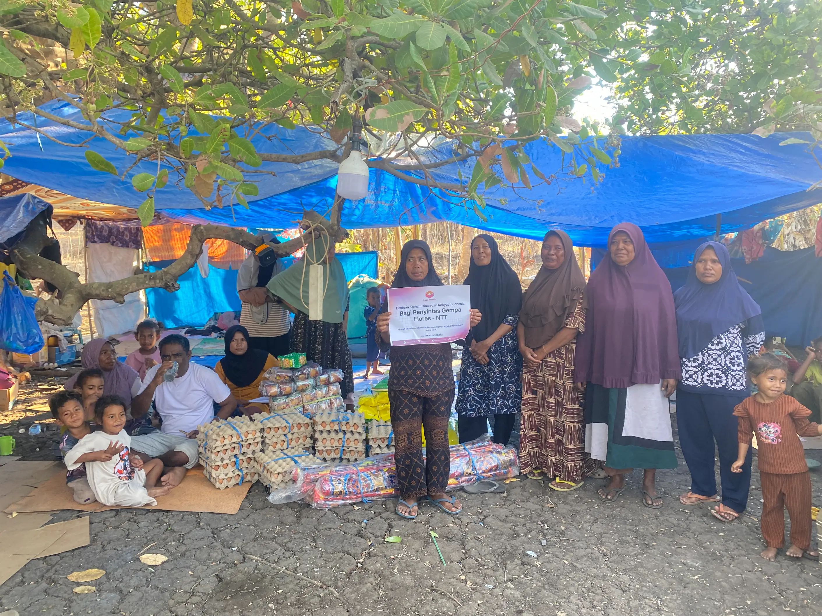 Insan Mandiri Salurkan Bantuan Gempa kepada Warga Pengungsian di Sikka Nusa Tenggara Timur