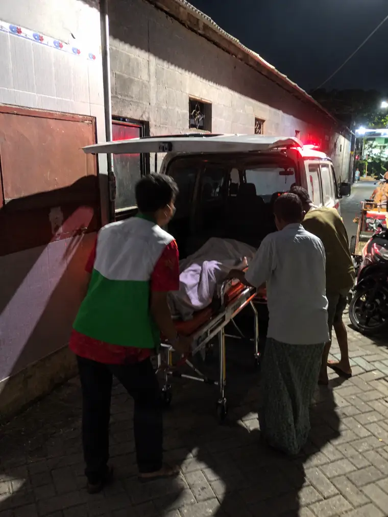Ambulance Peduli Antar Pasien di Tengah Malam Kota Surabaya