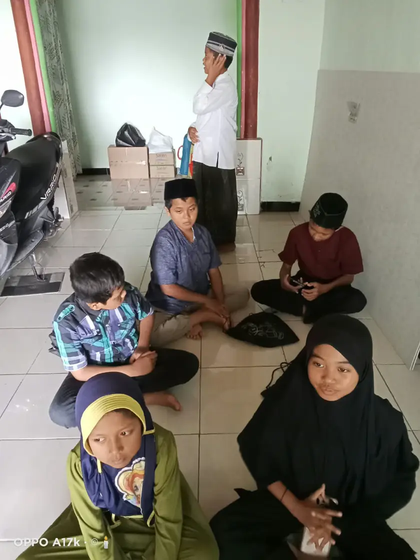 Rumah Belajar Al-Qur’an Prambon 1 Latih Anak Berani Adzan dan Praktik Sholat