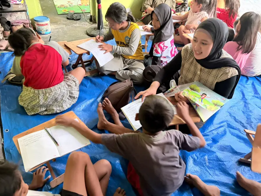 Mahasiswa Magang UINSA Dampingi Anak Rumah Belajar Novaloka Tingkatkan Literasi