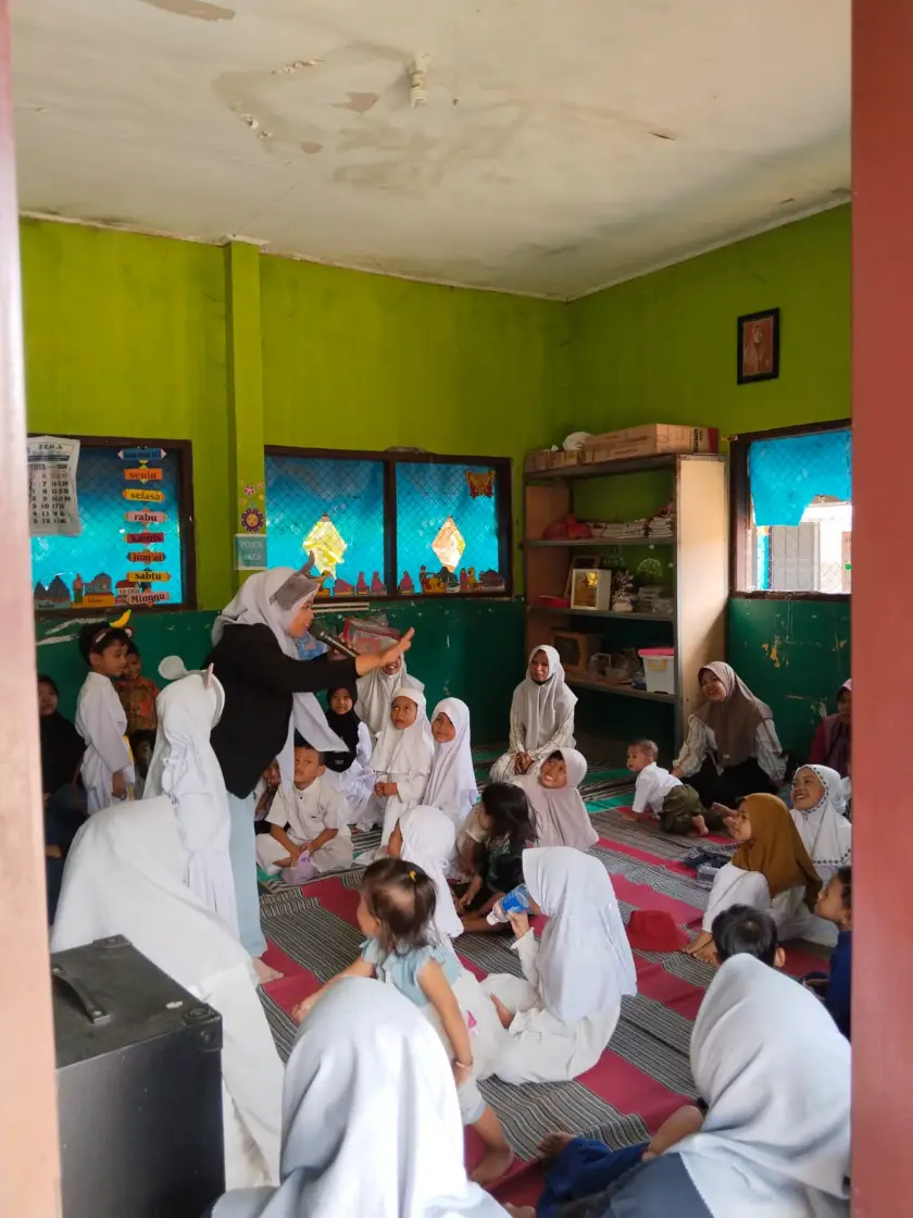 Peringati Hari Santri, Insan Berkisah Hadirkan Pembelajaran Menyenangkan di TK Dharma Wanita Tambibendo